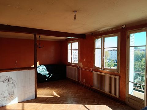 Proche de la gare, dans une copropriété avec de grands espaces verts, appartement de type 4 à rénover, composé d'un grand salon séjour, cuisine, deux chambres, salle d'eau, toilette, balcon, garage. A voir sans tarder! Honoraires charge vendeur!