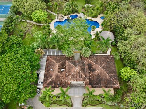 Descrição: Localizado no condomínio Coco Bay, este lote oferece planos de construção e uma localização imbatível perto do oceano, dando aos moradores a chance de desfrutar da serenidade da vida costeira. Playas del Coco é conhecida por suas belas pra...