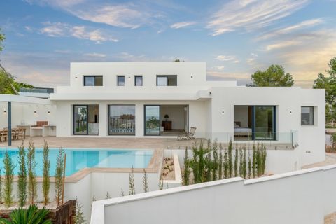 Enter a world of lush luxury with this contemporary villa in Moraira. Located on a raised South-oriented plot of more than 800m², this property enjoys beautiful sea views. The villa features a spacious living room, an open kitchen with a central isla...