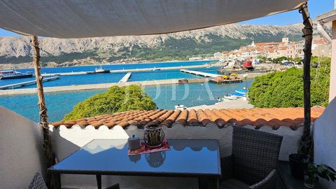 Location: Primorsko-goranska županija, Baška, Baška. A terraced house for sale in the old center of Baška on the island of Krk. The terraced house of 85 m2 consists of a bedroom, a bathroom, a kitchen with a dining room and a terrace with a sea view....