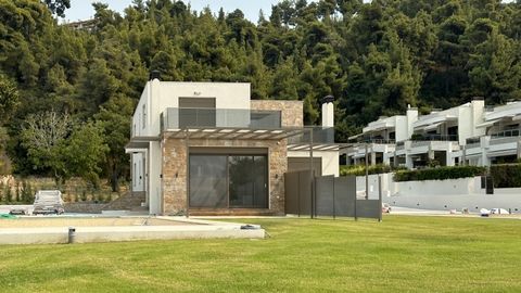 ID der Immobilie: HPS4528 - Kassandra Possidi Posidi ZU VERKAUFEN neu gebaute möblierte Villa auf 3 Ebenen mit einer Gesamtfläche von 230 m² auf einem Grundstück von 2250 m². nur 10 Meter vom Meer entfernt. Es besteht aus 5 Schlafzimmern, Wohnzimmer,...