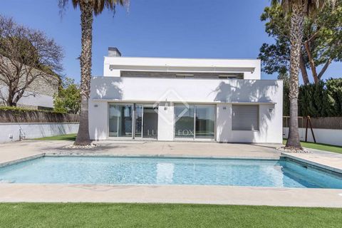 Lucas Fox presents this contemporary style house for rent in one of the best urbanizations in Valencia. The house is in perfect condition, ready to move into. It has a very functional layout and enjoys spacious and bright rooms. On the ground floor, ...