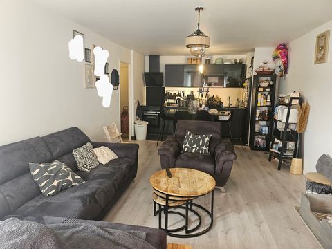 Nice and cosy flat very well located near metro and various bus stops. Fast access to highway A86 and A15, 15 minutes away from La Defense (by car). All commodities accessible easily by foot around the area : parks, fast food restaurants, tabac, supe...