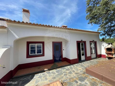 Fantastic villa on a plot of 256m², in an immersion area of 135m² divided over two floors. With a gross construction area of 209m², offering a private gross area of 180m². This villa stands out for its excellent state of conservation, very generous a...