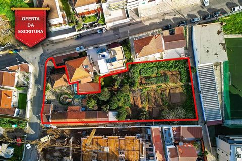 Fattoria/terreno a Estoril con 1.233 m² e altri 368 m² acquistabili insieme, per costruzione, edifici o ville, vicino a spiagge, negozi, scuole e trasporti Divisioni Bagno(i) 1 / Soggiorno(i) 2 / Totale camere da letto 4 Dintorni Autostrada / Centro ...