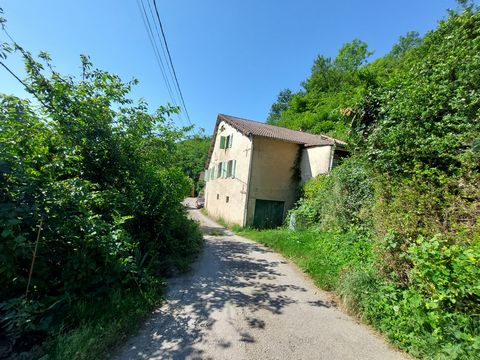 Zum Verkauf steht dieses sehr große Haus F10 (es verfügt über eine Genehmigung für Gastfamilien), eine hübsche Terrasse in einem kleinen Weiler mitten auf dem Land, im Gebiet von Tauriac-De-Camarès. Der 162 m2 große Innenraum verfügt über 7 Schlafzim...