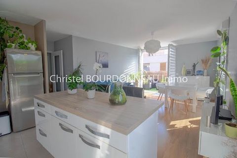 WELL AT FIRST SIGHT! In the very popular area of the Montévrain eco-district: dynamic area in the heart of all amenities! Let yourself be seduced by this superb apartment of about 63m2. Located on the 2nd floor with elevator of a pretty, perfectly ma...