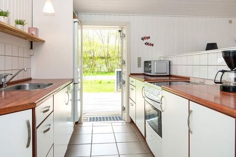 Ferienhaus mit Aktivitätsraum sowie Whirlpool und Sauna. Liegt bei Bork Havn, nur ca. 600 m vom Ringkøbing Fjord entfernt. Im Haus offener Küchen-/Wohnbereich für das Familienleben, mit großer Fensterpartie für viel Tageslicht. Es gibt drei Schlafzim...