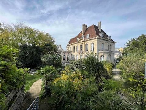 RARE in the city center, splendid 19th century private mansion, completely restored 15 years ago, more than 1000 M² in the main house, with outbuildings 2050 M² in total. Operated as a 19-room hotel and potentially a restaurant The house: on the grou...