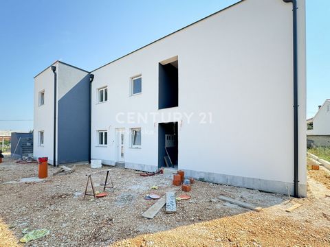 VIR, CENTRE : NOUVELLE BÂTISSE - Appartement S1 au rez-de-chaussée du deuxième immeuble - 51.77 m2   L’appartement à vendre est une excellente opportunité d’investissement, pour un usage personnel ou pour la location à des touristes. Selon les donnée...