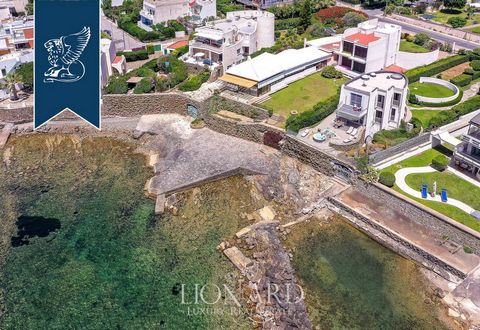 Progettata dal rinomato architetto Luigi Moretti, questa splendida villa rappresenta un vero gioiello architettonico degli anni settanta in vendita sul litorale laziale di Santa Marinella. La proprietà offre un accesso diretto e privato al mare e una...