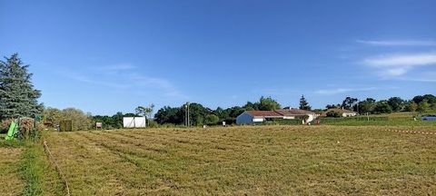 Venez découvrir en exclusivité sur la commune de POYANNE (40380) à 10 mns de Pontonx sur l'Addour et 20 mns de DAX très joli terrain plat constructible de 870 m2 tout équipé, viabilisé, tout à l'égout, cuve enterrer pour récupérer l'eau de pluie, écl...