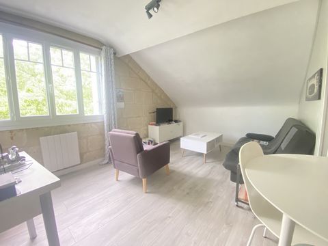 Dans la commune de Saumur, faîtes l'acquisition d'un appartement de type 2 de 64 m2 comprenant: cuisine aménagée, séjour, une chambre, une salle de bains wc, une cave. Entrez rapidement en contact avec Agence l'Anjou Duperray si vous voulez en savoir...