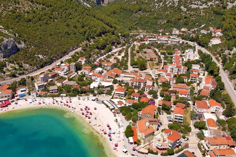 Attraktives Baugrundstück in bester Lage, erste Reihe zum Meer und Strand in Klek! Klek, eine malerische Küstenstadt in einer wunderschönen Bucht, liegt an der Hauptstraße, nur 70 km von Dubrovnik entfernt. Dies ist das perfekte Ziel für einen idylli...