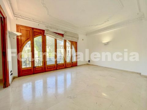 Kans om een flat te kopen om op te knappen in een van de mooiste gebouwen in de stad Valencia. 231 m² in de Avenida de Marqués de Sotelo in het centrum van Valencia in het prestigieuze en bekende Valenciaanse statige gebouw uit 1930.Het pand heeft ee...