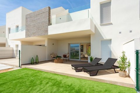 Begane grond appartement met tuin in Golf Resort in Algorfa(Alicante)~~De nieuwbouwwoning bestaat uit 2 slaapkamers en 2 badkamers, woon-eetkamer-keuken, bijkeuken, 2 terrassen en privétuinideaal voor wie op zoek is naar meer buitenruimte. Het heeft ...