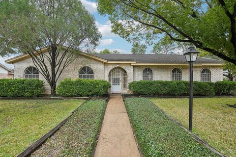 NEVER FLOODED!! THIS WELL-MAINTAINED HOME SITS ON A HUGE CORNER LOT IN GLENSHIRE!! OVER 2,000 SQFT OF LIVING SPACE with GRANITE COUNTERTOPS, a DETACHED GARAGE, and NEWER ROOF & HVAC!! SUPER PRIVATE yet offers access to a COMMUNITY POOL & TENNIS COURT...