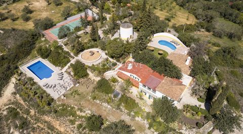 Esta propriedade única de estilo quinta está localizada numa colina perto de Boliqueime. A propriedade é composta por uma casa principal com uma grande piscina, um moinho de vento, convertido numa casa de hóspedes, sala de jogos e campo de ténis. A c...