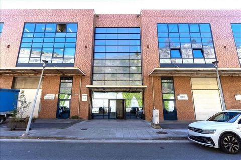 ¿Piensas en invertir en un local comercial para tu negocio? Ponemos a tu disposición la magnífica oportunidad de adquirir en propiedad este local comercial, situado edificio de oficinas con acceso independiente desde calle y con buena visibilidad de ...