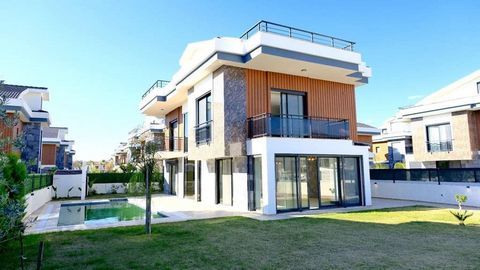 EMPLACEMENT UNIQUE, VIE DE LUXE, INVESTISSEMENT INTELLIGENT ! Villa 4+1 ultra-luxueuse avec piscine privée, à 400 mètres de la plage ! Située dans l’un des endroits les plus prestigieux de Fethiye, cette villa de luxe offre à la fois une vie conforta...