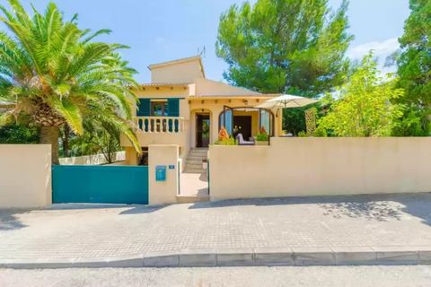 In this beautiful house you can relax, unwind and spend a wonderful sun and beach holiday. You can have a coffee on the magnificent furnished terrace, equipped with sofas, also ideal for a rest after a long day at the beach. You can also take a showe...
