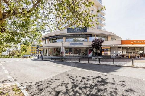 Loja para venda muito bem localizada em Oeiras, inserida no Condominio Urban Gardens, próximo do Jardim dos Poetas, da Escola secundária Luis de Freitas Branco, Colégio da Torre, e está entre outras lojas, barbearia, imobiliária... Loja/Escritório co...