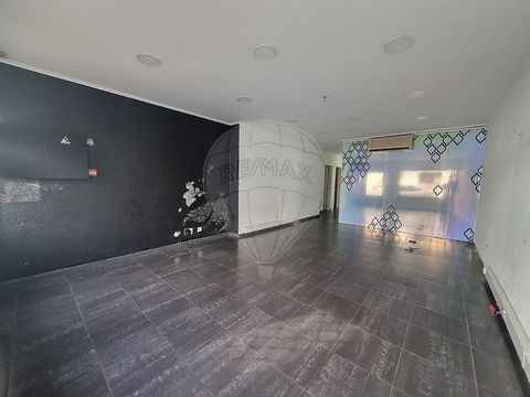 EXCELENTE OPORTUNIDADE DE INVESTIMENTO - ESTABELECIMENTO COMERCIAL NO CENTRO DO PINHAL NOVO Apresentamos uma oportunidade única para quem pretende investir num espaço comercial com elevado potencial. Este estabelecimento, com 54 m², está situado numa...