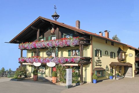 Unsere Ferienwohnung ist mit viel Liebe modern und komfortabel eingerichtet und bietet Platz für 2 Personen. Die Ferienwohnung besteht aus einem Vorflur, einer separaten Küche, einem Wohnzimmer und einem separaten Schlafzimmer sowie Badezimmer mit Du...