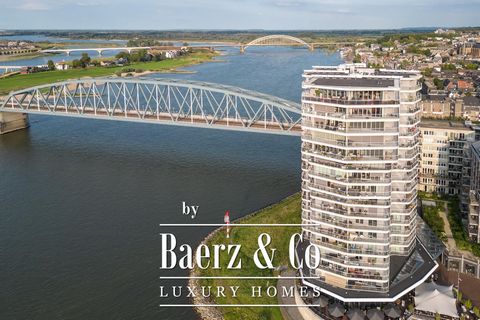 Penthouse ‘De Lunet’ Zeer ruim en uiterst exclusief penthouse met een onovertroffen en adembenemend uitzicht. Gelegen op de 16e verdieping van De Lunet, direct aan de oever van De Waal. Dit zeer luxe en riante appartement beschikt over een vloeropper...