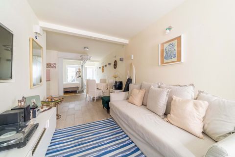 En una de las calles más tranquilas y pintorescas de Bairro Alto, este encantador apartamento de 1+1 dormitorios ofrece lo mejor de ambos mundos: la autenticidad del centro histórico de Lisboa con la tranquilidad de un ambiente de pueblo escondido. A...