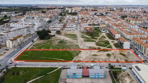 Lote urbano para venda, localizado no centro da malha urbana da Baixa da Banheira, entre o Barreiro e Alhos Vedros. Este terreno destaca-se pela proximidade aos principais operadores comerciais da zona, com acessos rápidos e fáceis a Lisboa, tanto vi...