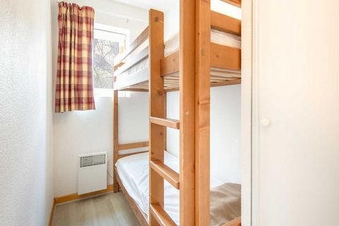 Questa accogliente e luminosa casa vacanze a Saint-Sorlin-d'Arves offre due camere da letto e può ospitare comodamente fino a sei persone, il che la rende ideale per famiglie o piccoli gruppi. Con una superficie di 36 m², l'appartamento è progettato ...