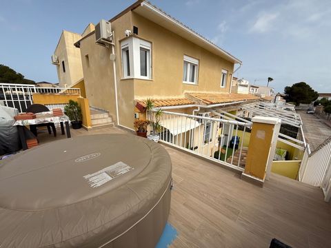 Esta versátil casa adosada ofrece un potencial significativo, con tres viviendas independientes dentro de la propiedad. El tamaño total de construcción es de 185 m², situado en una parcela de 130 m². La vivienda principal consta de un salón/comedor, ...