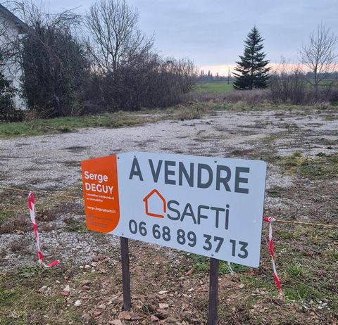 TERRAIN A BATIR DE 2050m² réseau d'eau en place + raccordement réseau électrique chantier existant