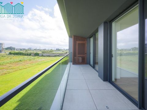 Maravilhoso T1 totalmente mobilado, situado ao nível do primeiro andar, num edifício novo, com acabamentos de excelência. O apartamento encontra-se distribuído, na sua zona social, por cozinha e sala em open space, sendo que a cozinha se encontra equ...