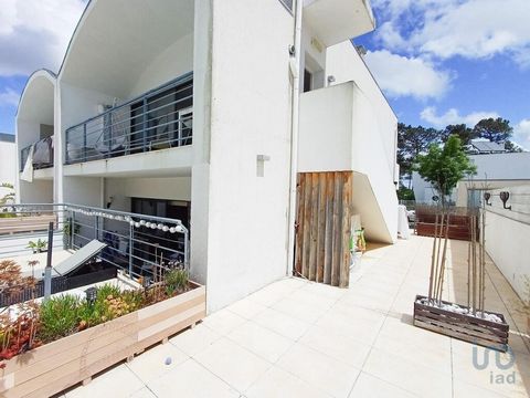 EXCELENTE APARTAMENTO T1+1, VENDIDO MOBILADO, COM PISCINA PRIVADA (PARA 8 APARTAMENTOS), TERRAÇO E LUGAR DE ESTACIONAMENTO PRIVADO. Situado no empreendimento seguro Palmela Village, na Quinta do Anjo, no coração de um parque privado, este apartamento...