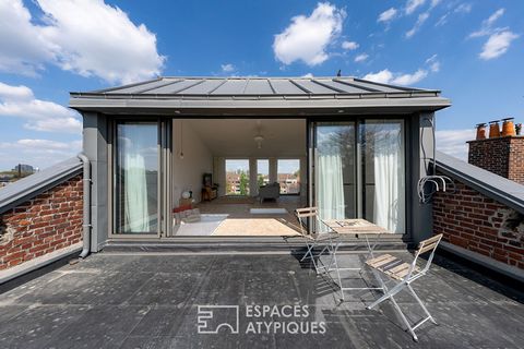 In een discreet gebouw, op een steenworp afstand van Jean Baptiste Lebas, op de bovenste verdieping, verbergt zich een volledig opnieuw ontworpen architectenduplex van 82m2. Een unieke plek, badend in het licht, waar over elk volume zorgvuldig is nag...