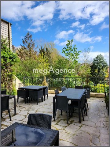 Rare /Magnifique Maison de Maître en pierres d'environ 430m2 au coeur du centre ville, bâtie sur une parcelle de 800m2, parfaitement entretenue Elle offre entrée, grande pièce de vie avec sa verrière donnant sur une terrasse plein sud, cuisine indépe...