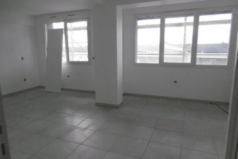 Emplacement idéal pour cet appartement refait à neuf.