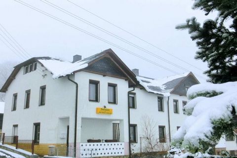 Verbringen Sie Ihren Urlaub in Tannenbergsthal im idyllischen Vogtland und westlich des Erzgebirges gelegen. In der ersten Etage erwartet Sie diese gemütliche und komplett eingerichtet Ferienwohnung. Der Garten steht Ihnen ebenso zur Verfügung. Erleb...