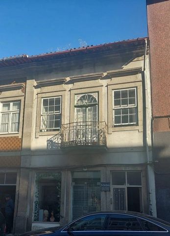 Procuras investir no centro histórico de Braga, em zona ARU? Esta é a oportunidade! Situado numa das ruas mais conhecidas de Braga, o imóvel possui 2 frentes e uma amplo logradouro: - a fachada principal na rua D. Pedro V - traseiras do edifício está...