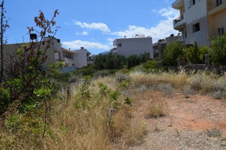Agios Nikolaos Plot of land of 1100m2 in Agios Nikolaos. The plot can build up to 1100m2 and has views to the mountains. The water and electricity are nearby and it has street parking. An ideal plot to build a property such as a house or even a comme...