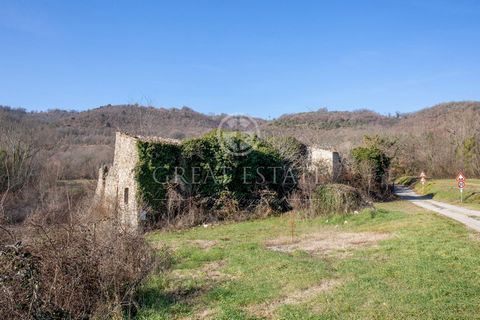 Borgo San Nicolò is a rarely available original complex, to be completely restored, with authentic rural flavour. It will show new glory thank to a rebuilding and restoration work. Harmoniously proportioned, it boasts important features such as the o...