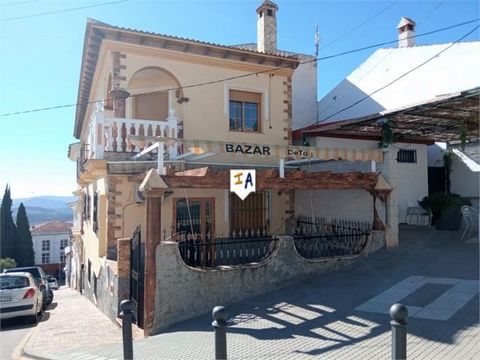 Dit exclusieve hoekpand van 519m2 is gelegen in het populaire witte dorp Periana, in de provincie Malaga, Andalusië, Spanje. Het huis bestaat uit 3 niveaus. De begane grond heeft een grote entree veranda die toegang geeft tot het interieur van het hu...