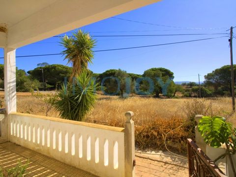 We present this magnificent farm with 1.05 hectares and a V3 villa with 186.44 m2 of construction area, and some ruins to recover, located in Vale Pegas - Paderne, a village belonging to the municipality of Albufeira. Excellent for rural tourism. The...