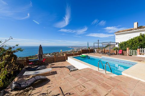 Welcome to this fantastic villa located in Benalmádena. It has a private pool, spectacular sea views and capacity for 4+4 people. The exterior of the property is ideal for enjoying the southern climate. There you will find a 6 m x 4 m chlorine pool w...