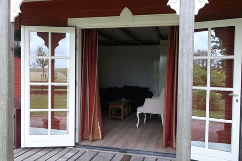 In Hippolytushoef in Noord-Holland vind je deze mooie villa op een resort. Het huis heeft 3 slaapkamers voor 10 personen. Voor meerdere gezinnen of een groep vrienden is het erg geschikt. Op het terras kun je genieten van een goed glas wijn. Vakantie...