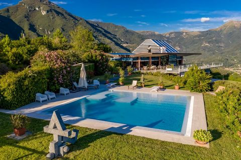 Villa Sophia mit Swimmingpool und Panoramablick auf die Versilia, auf den Hügeln von Camaiore gelegen. Die Villa befindet sich auf der Spitze eines der Hügel von Camaiore, gegenüber der Versilia-Küste und genießt einen eindrucksvollen Panoramablick a...