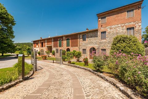 Charmantes Bauernhaus mit toskanischem Flair, mit Geschmack und Charme renoviert, nur wenige Minuten vom Zentrum von Lucca entfernt, in einer ländlichen Gegend am Fluss. Das Anwesen ist von morgens bis zum Sonnenuntergang wunderbar der Sonne ausgeset...
