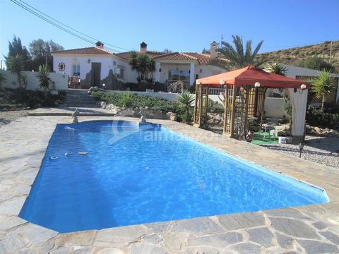 Se vende una villa independiente súper grande con piscina en una zona rural cerca del pueblo de Partaloa aquí en la soleada provincia de Almería. La villa está situada en una parcela más grande que la media con una piscina de 8 x 4 m y zonas ajardina...